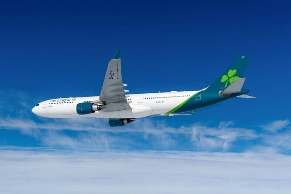 愛爾蘭航空飛機在藍天中飛越白雲。