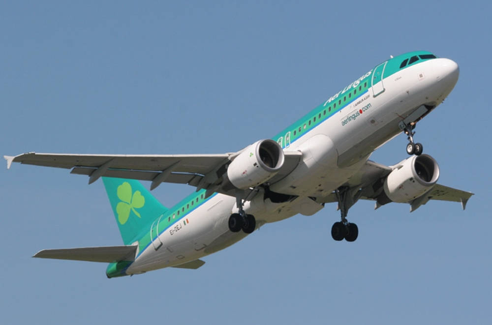 愛爾蘭航空飛機起落架放下，在藍天中上升