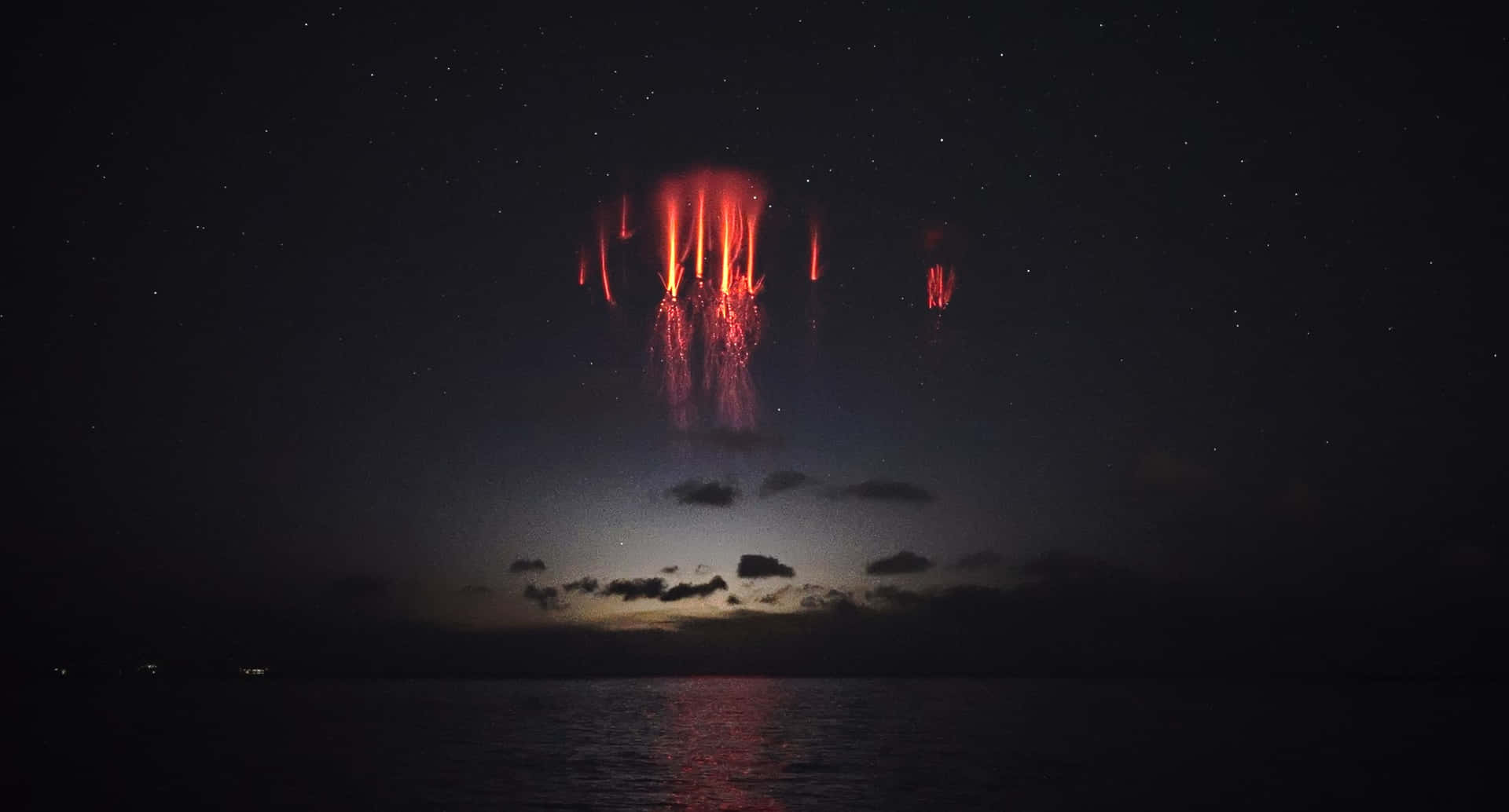 熔岩流從火山流入海洋，在繁星點點的夜空下。