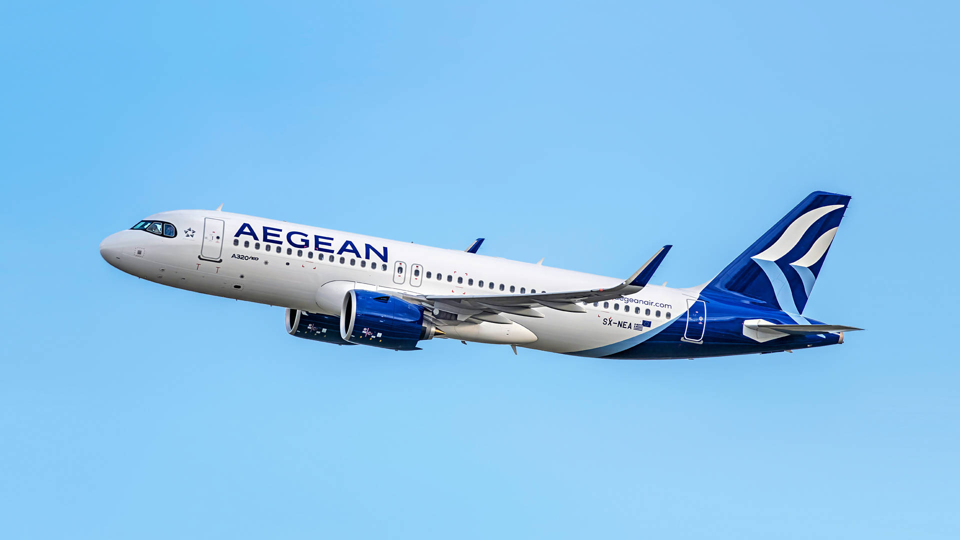 愛琴海航空飛機在清澈的藍天中飛行