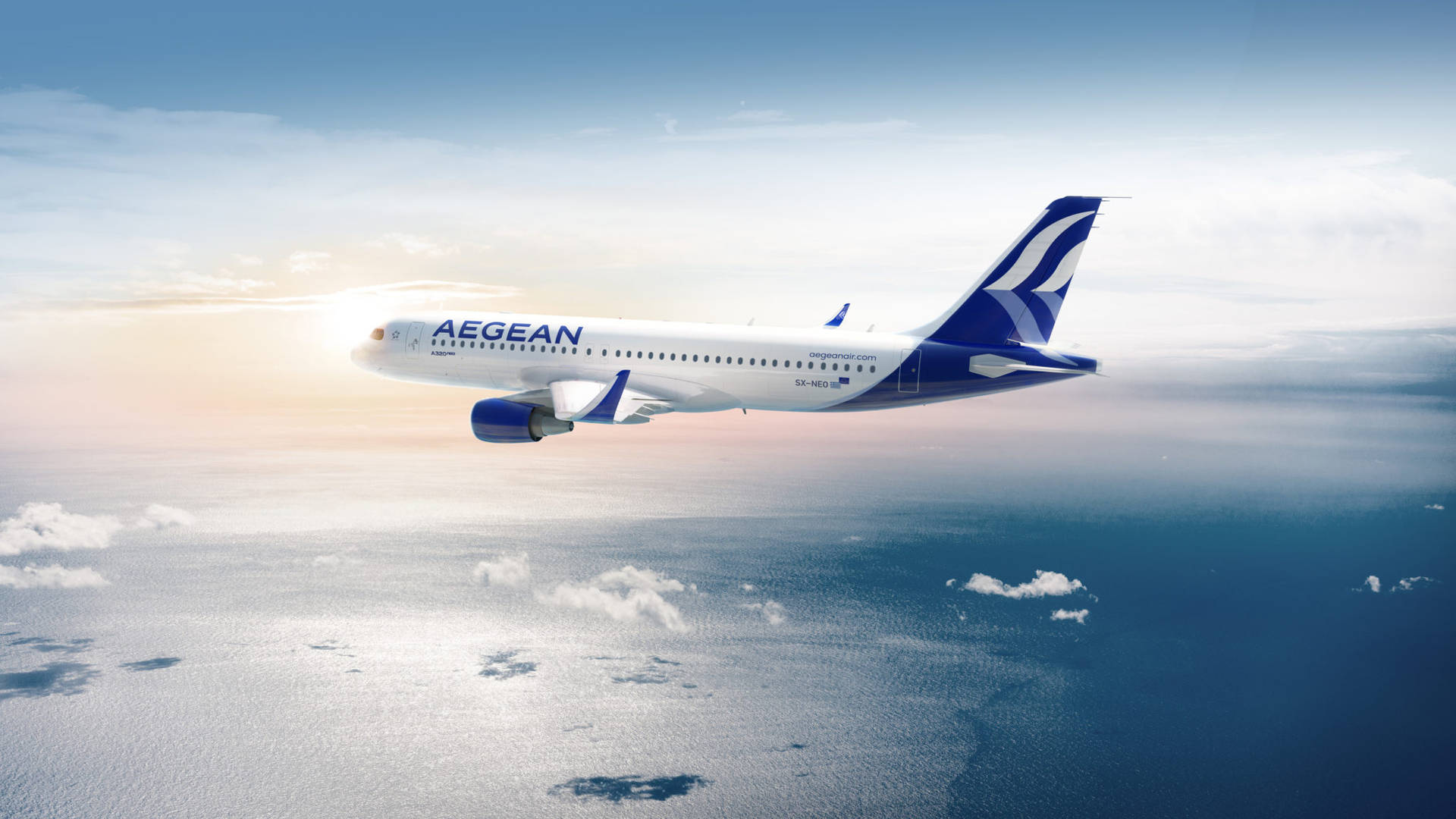 愛琴海航空的飛機在日出時飛越海洋。