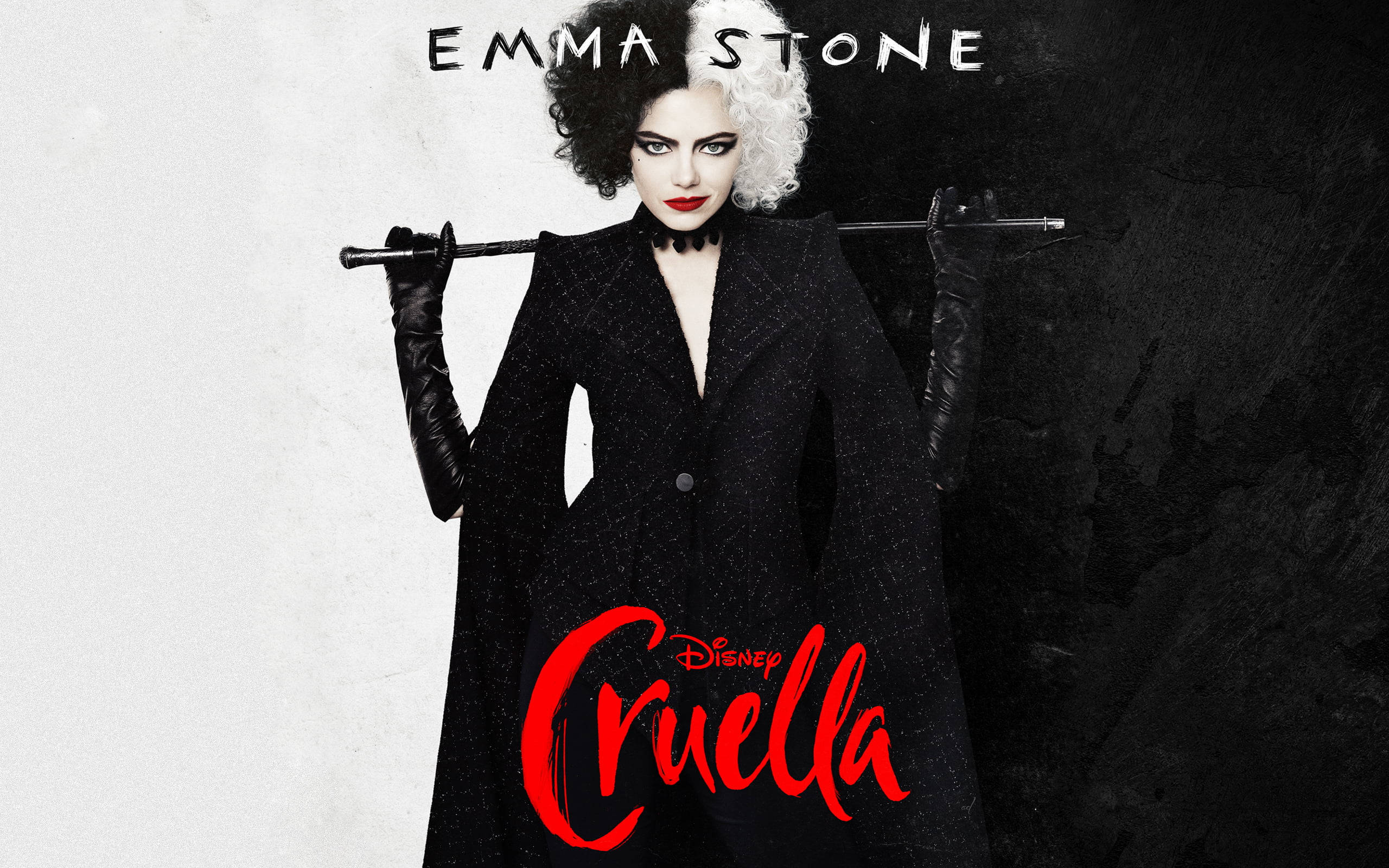 Cruella 2021 桌布 壁紙 — 愛瑪史東飾演庫伊拉，身穿黑色外套，手持手杖，背景為黑白分割。