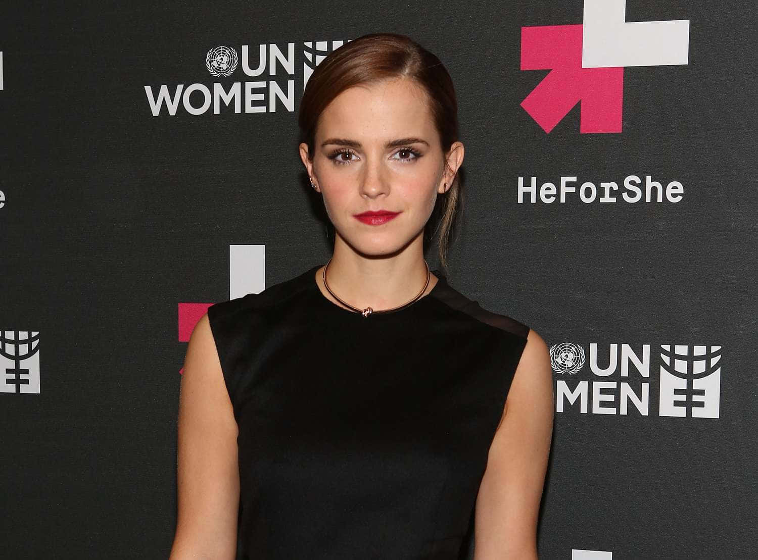 Emma Watson 桌布 壁紙 — 愛瑪華生自信地穿著黑色連衣裙，以聯合國婦女署HeForShe活動背景為襯托。