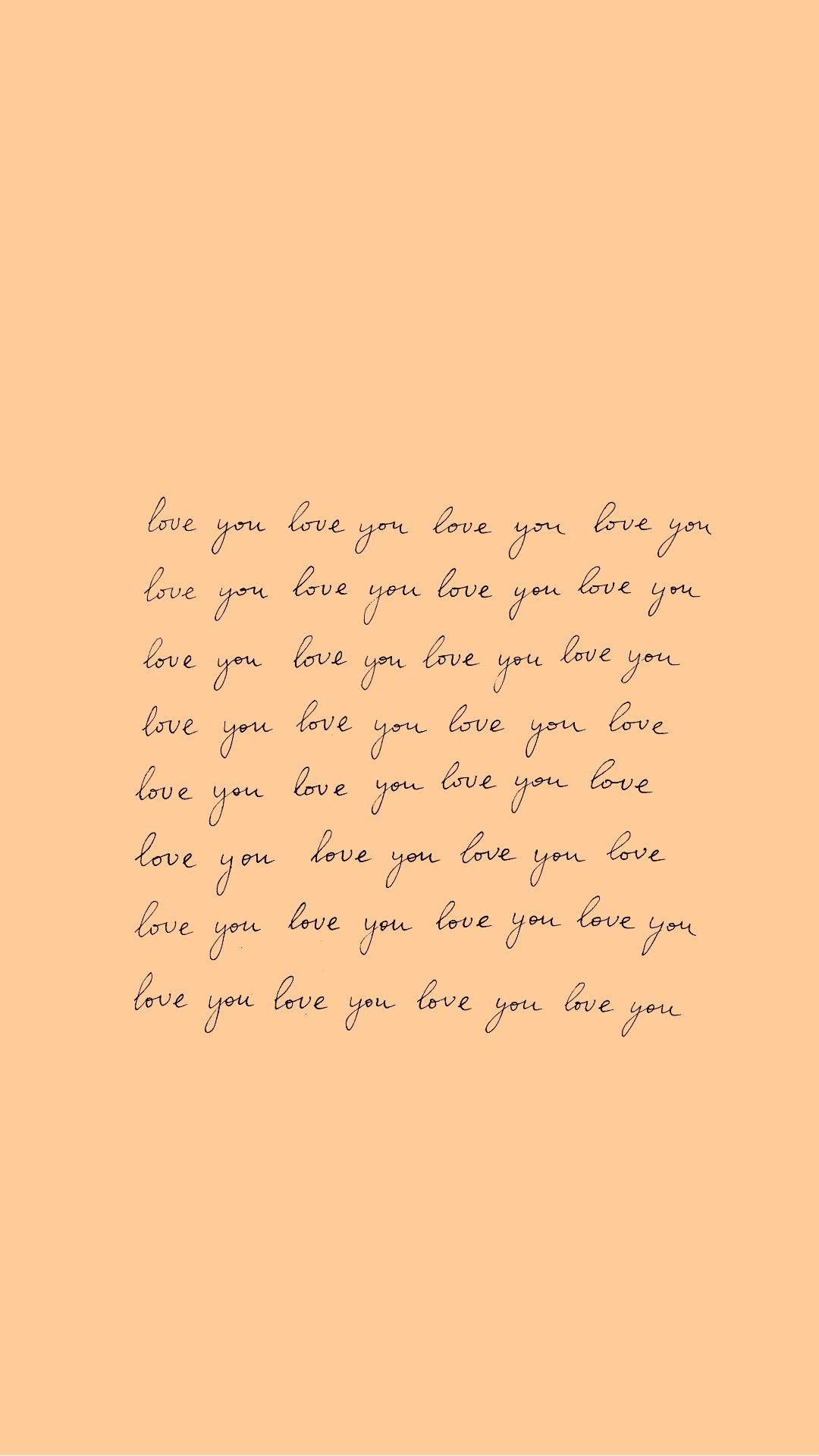 在蜜桃色背景上，手寫的「love you」重複排列成行。