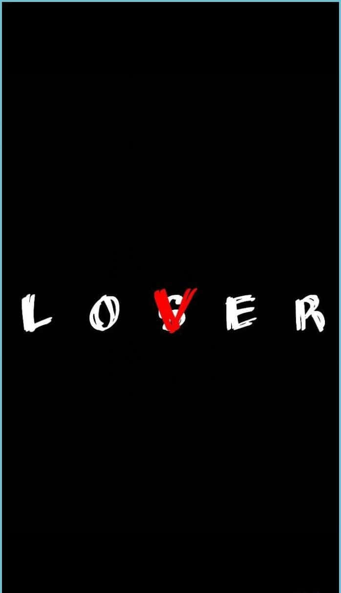 黑色背景上帶有紅色斜線穿過 V 的 LOVER 字樣。