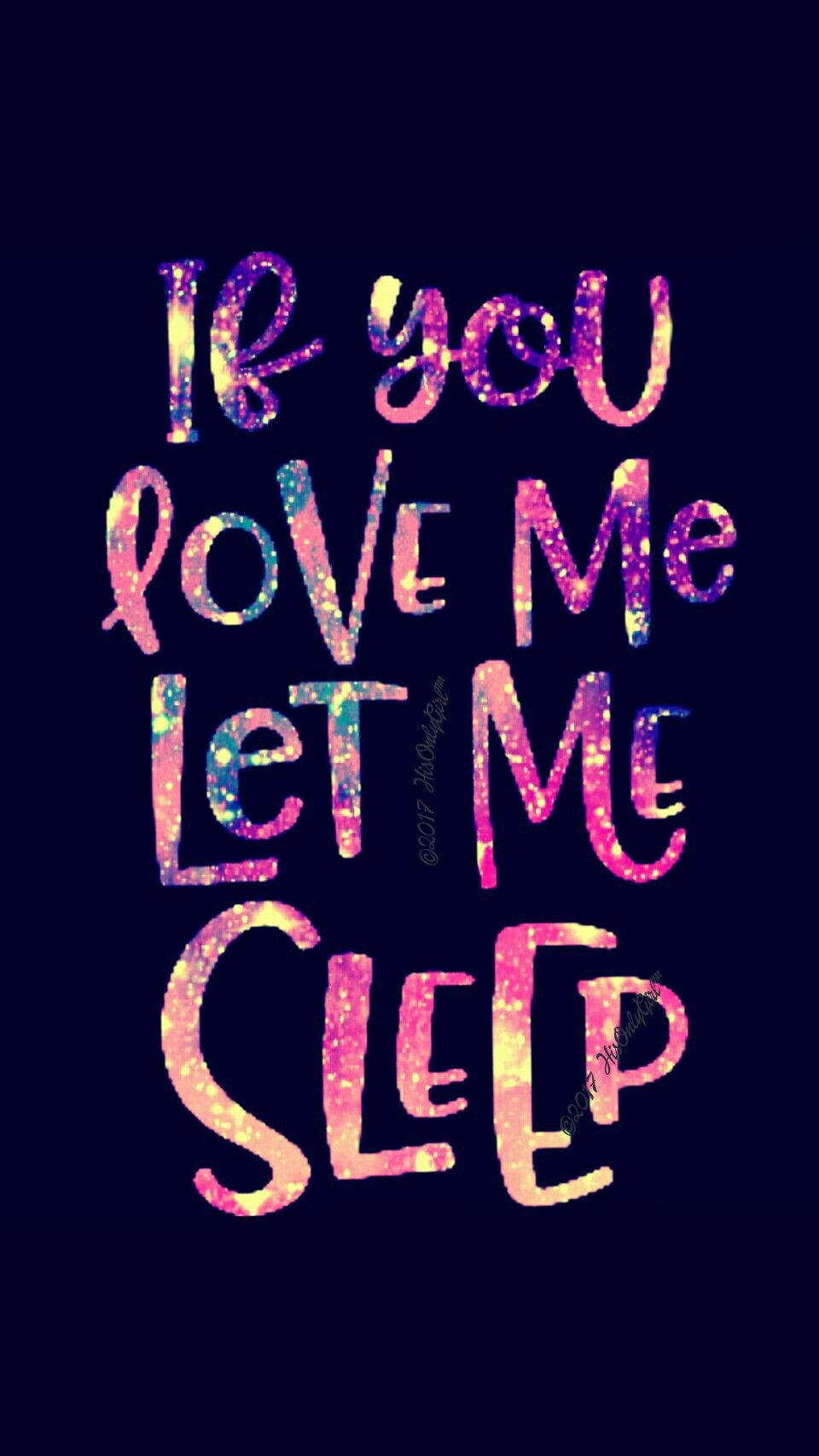 在深色背景上寫著「if you love me let me sleep」的閃亮手寫語錄