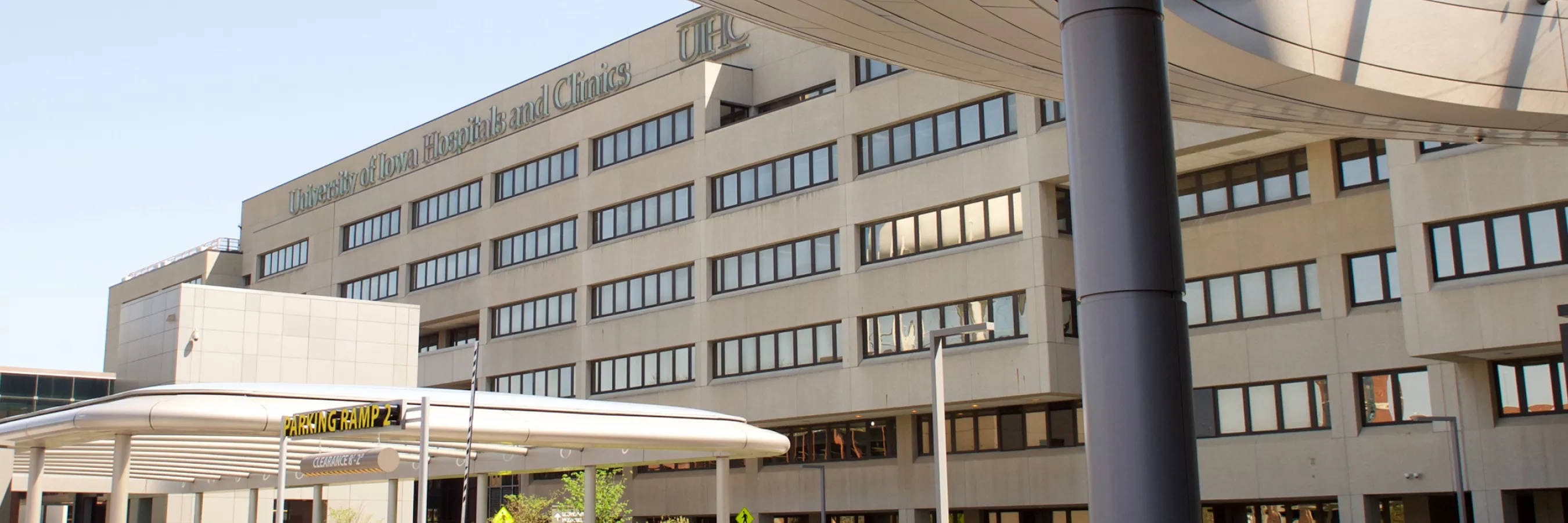 University of Iowa Hospitals and Clinics 現代醫療設施，配備玻璃窗和簷篷。