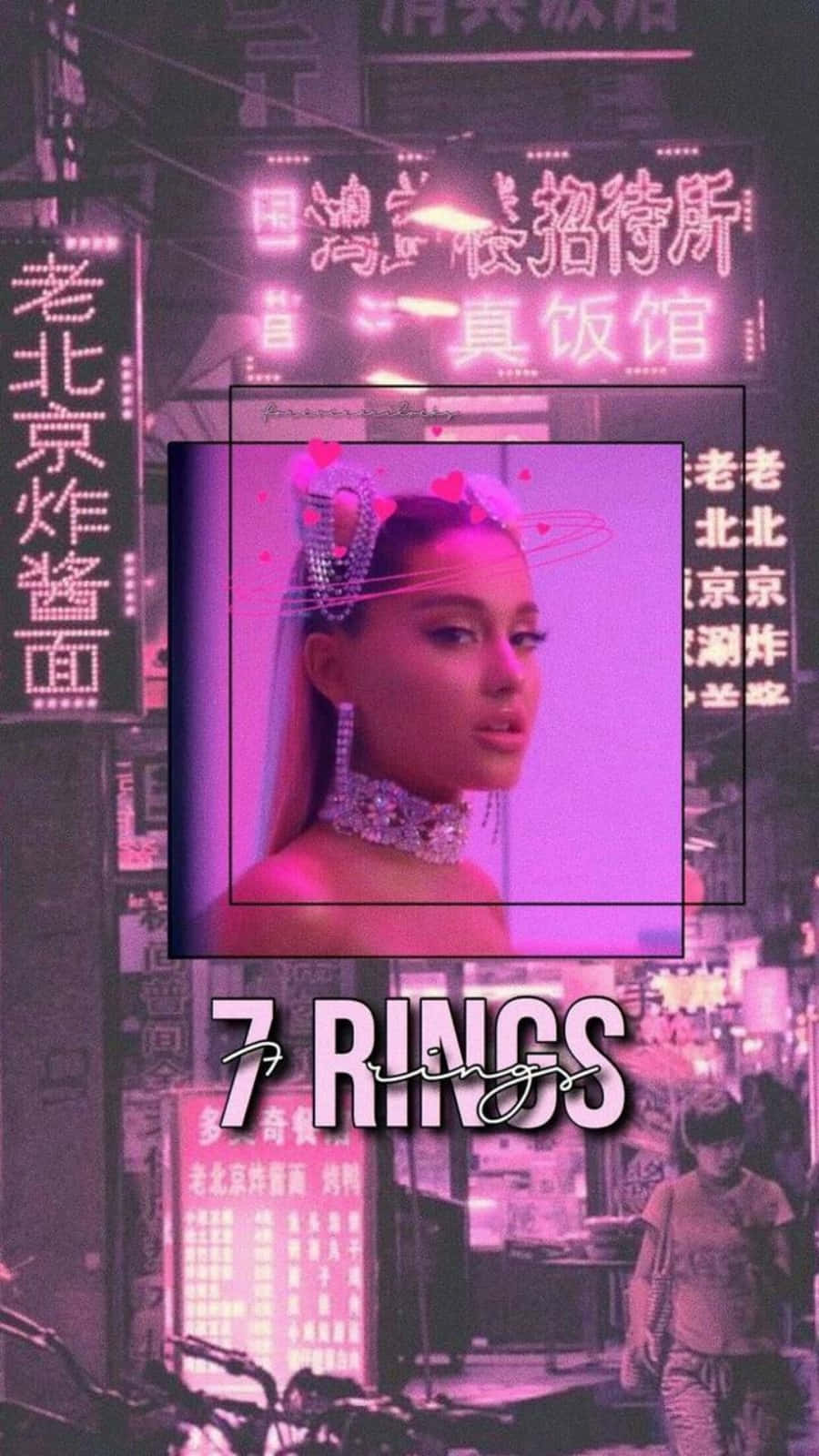 Ariana Grande 穿著閃閃發光的服裝，以霓虹燈照亮的城市背景搭配中文標誌。