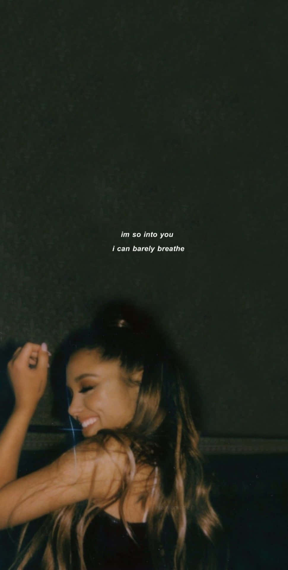 Ariana Grande 在深色背景上微笑，帶有文字疊加