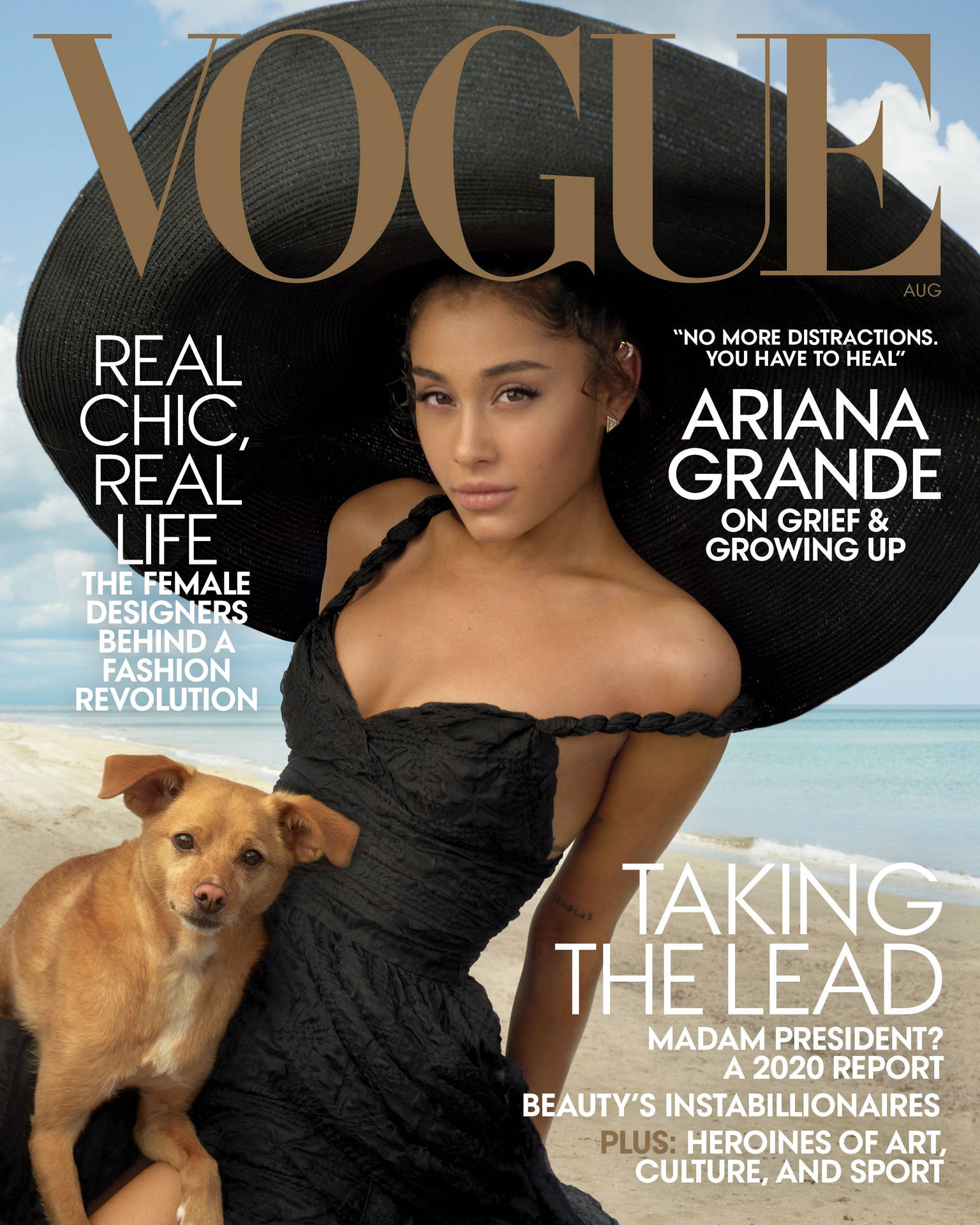 Ariana Grande 身穿黑色連衣裙和帽子，在海灘上與狗合影，為 Vogue 封面。