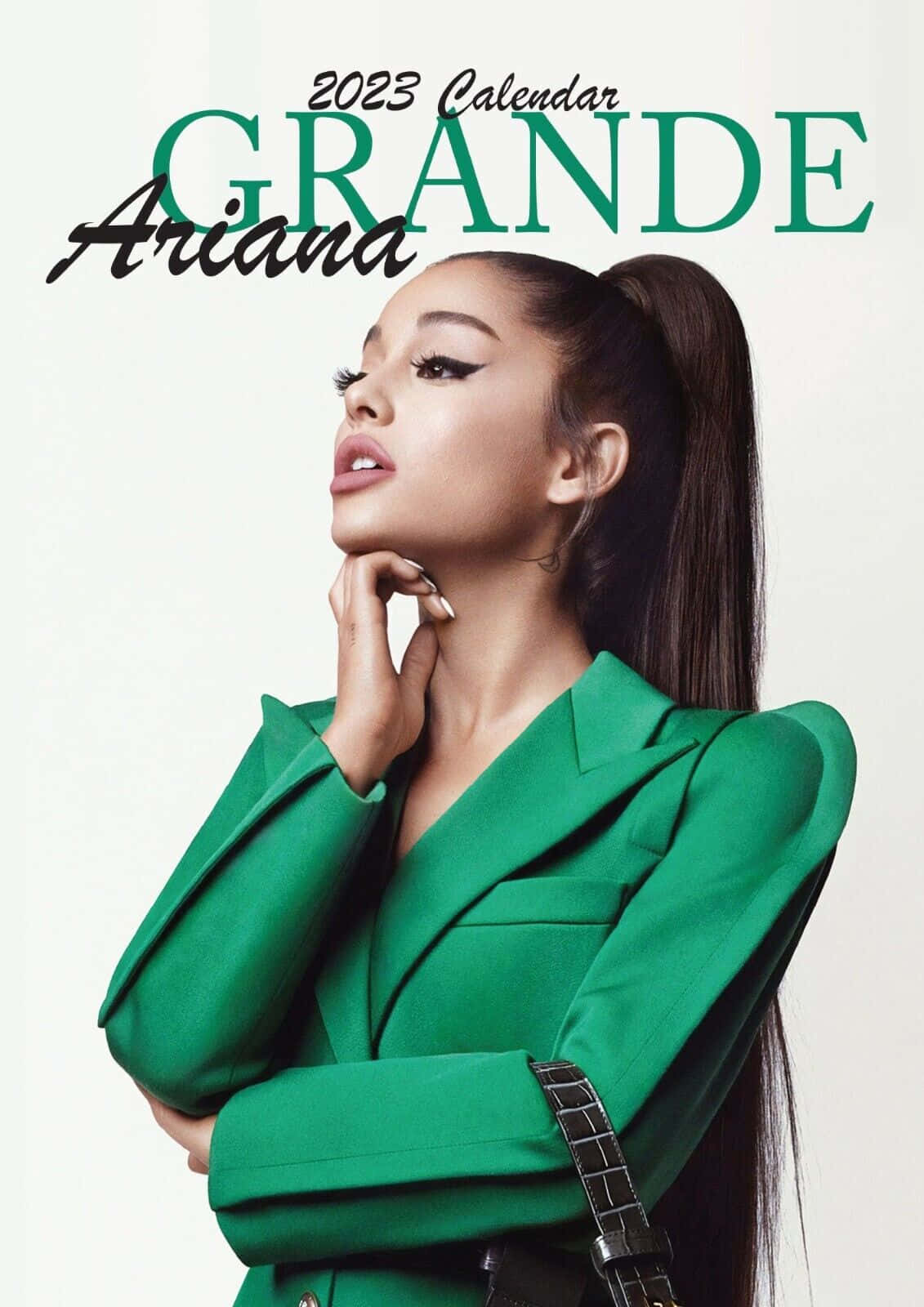 Ariana Grande 在2023年月曆封面上穿著綠色西裝外套。