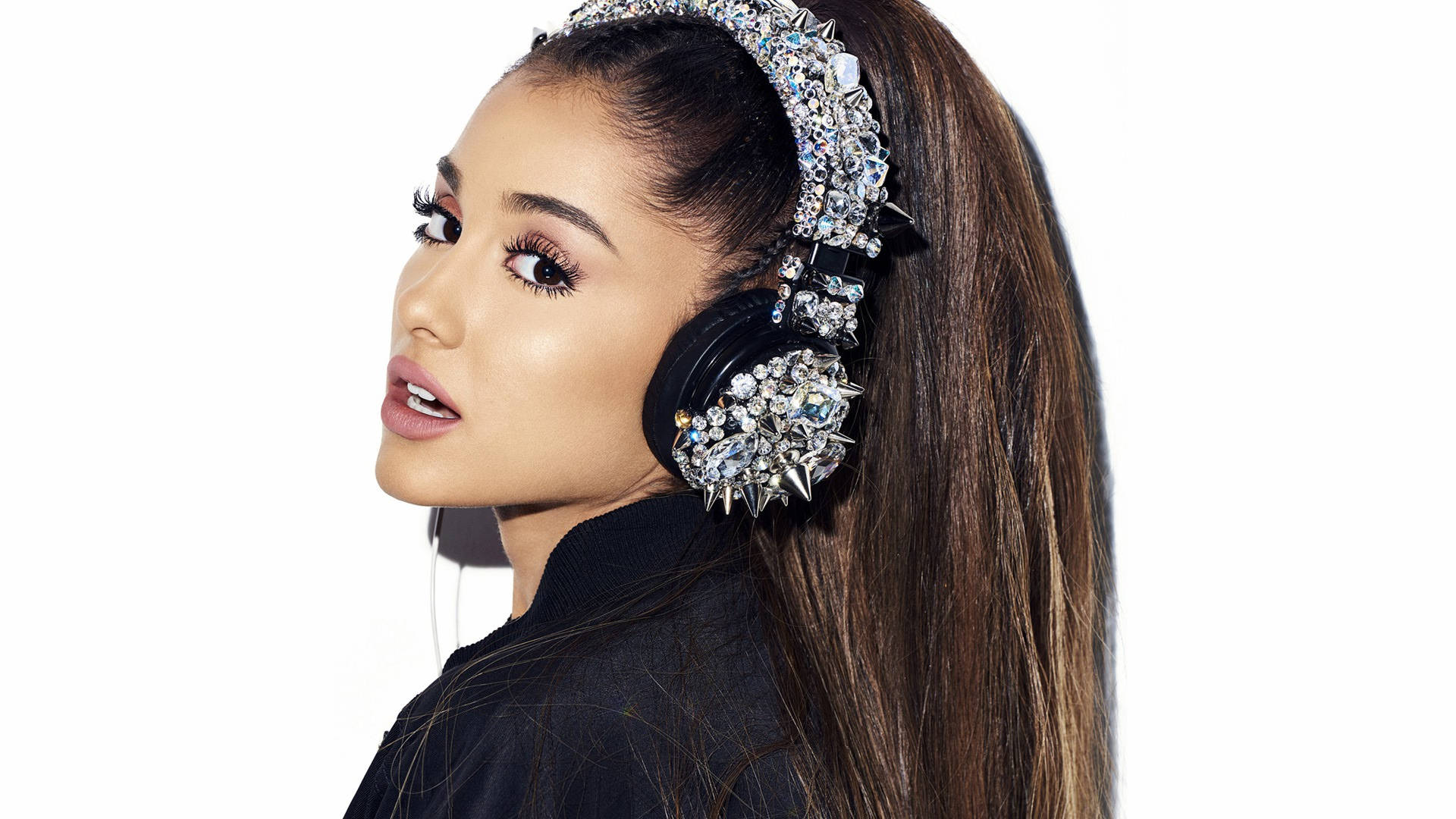 Ariana Grande 在工作室肖像中戴著閃亮鉚釘耳機。