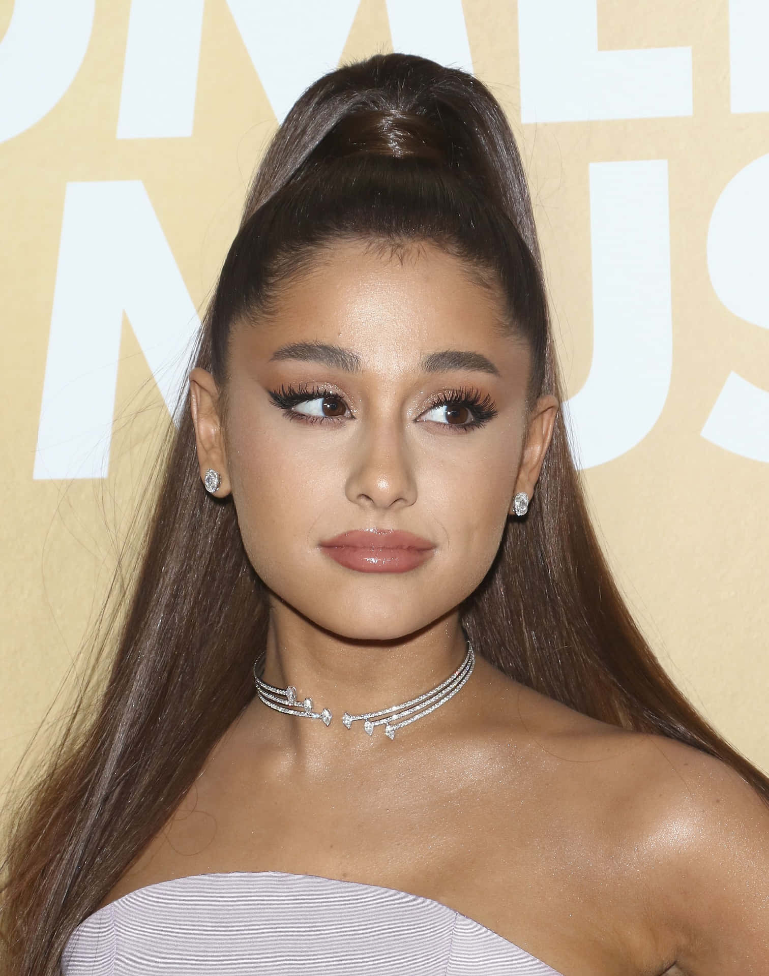 Ariana Grande 在正式活動中穿著薰衣草色長裙和鑽石首飾。