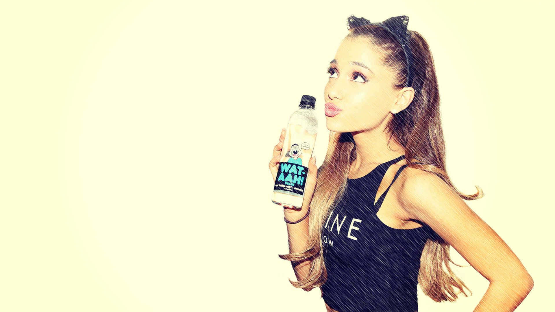 愛莉安娜·格蘭德引爆舞台魅力 壁紙 — Ariana Grande 俏皮地嘟起嘴唇，手持 Wat-Aah! 水樽，背景係柔和嘅黃色。