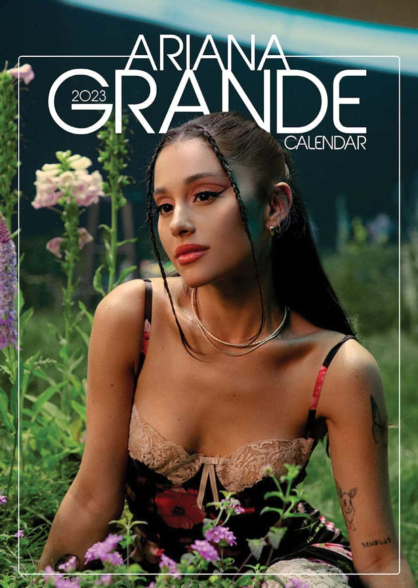 Ariana Grande 在花園中穿著蕾絲上衣，紋身可見。