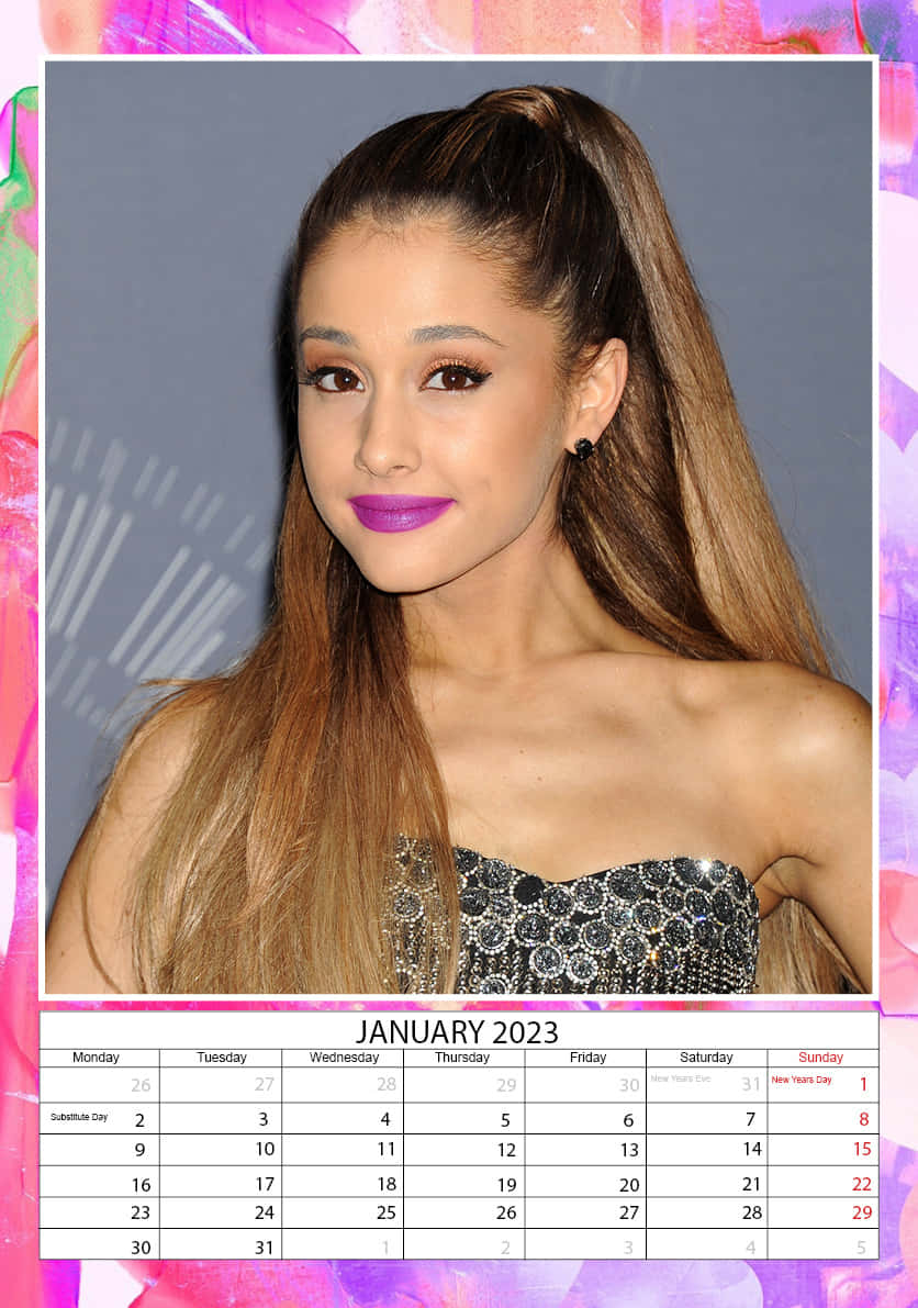 Ariana Grande 穿著閃亮連衣裙，塗著紫色唇膏，在2023年1月日曆上。