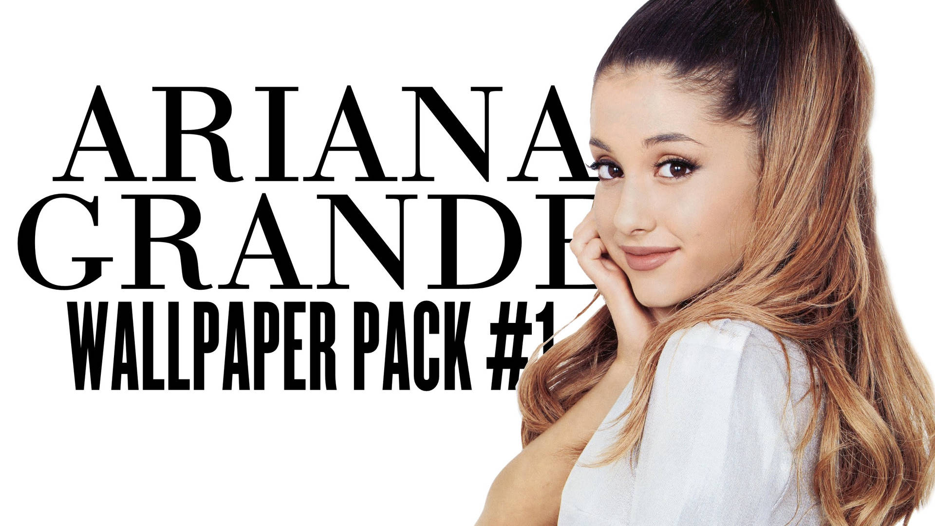 Ariana Grande 微笑，手靠近臉，背景為粗體文字。