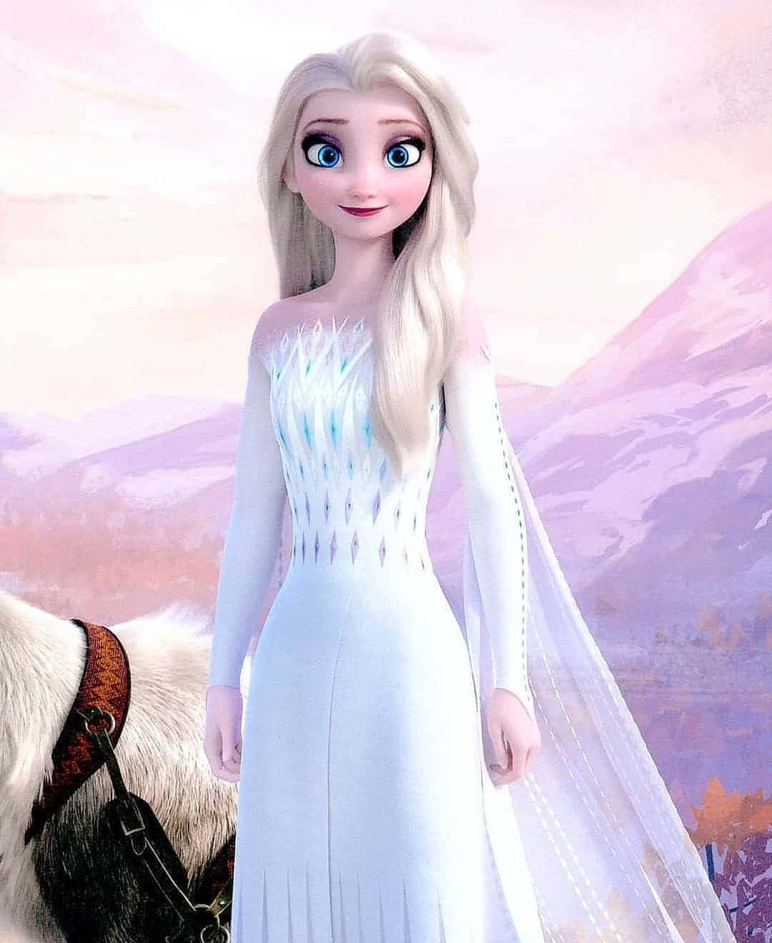 Cute Queen 桌布 壁紙 — 愛莎站在白雪覆蓋的山景中，身穿她標誌性的冰飾白色長袍，旁邊有一隻馴鹿。