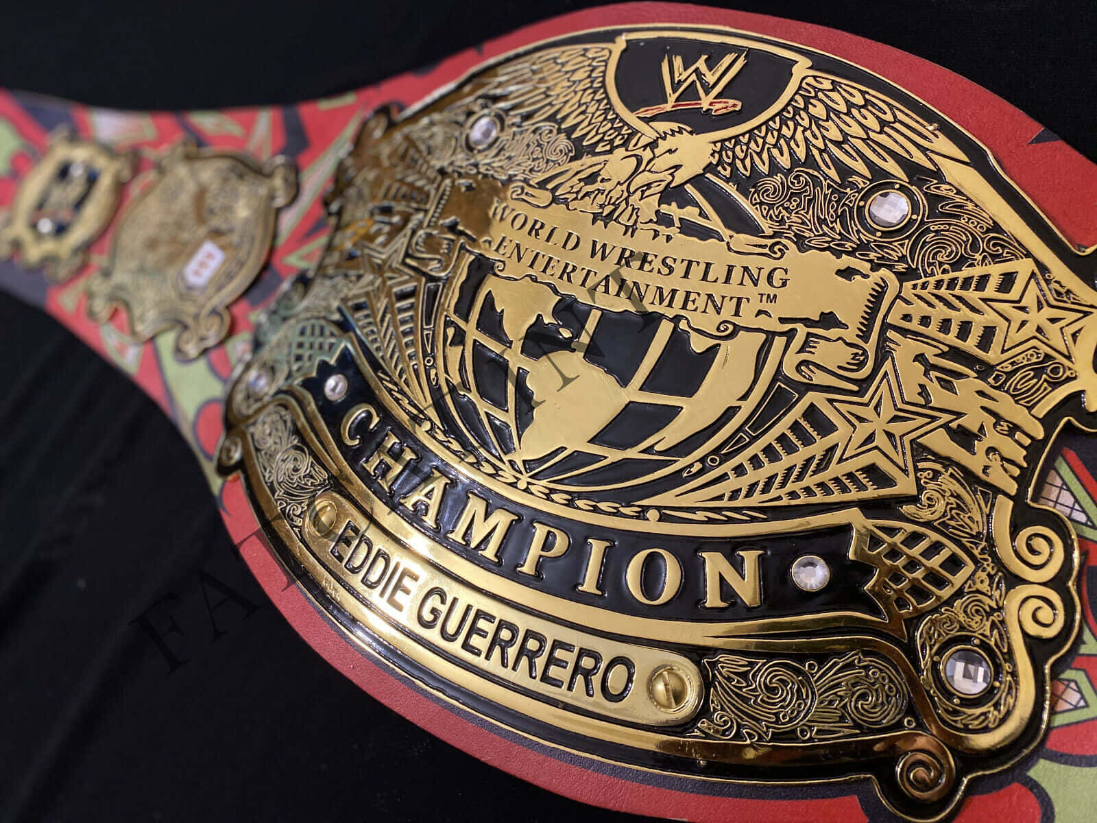 刻有Eddie Guerrero名字的WWE冠軍腰帶。