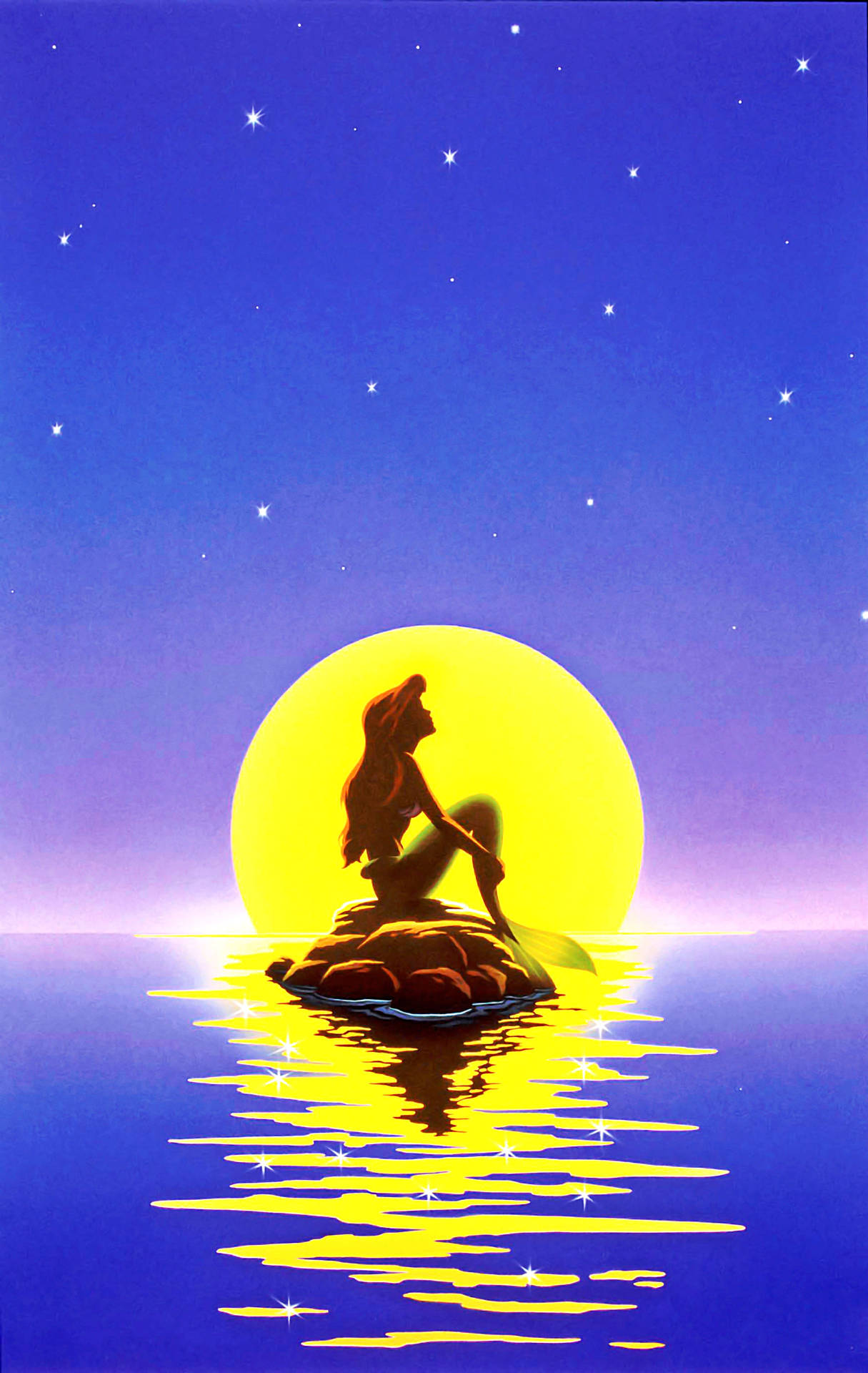 夜晚，美人魚剪影在岩石上，在發光的月亮和星星下。
