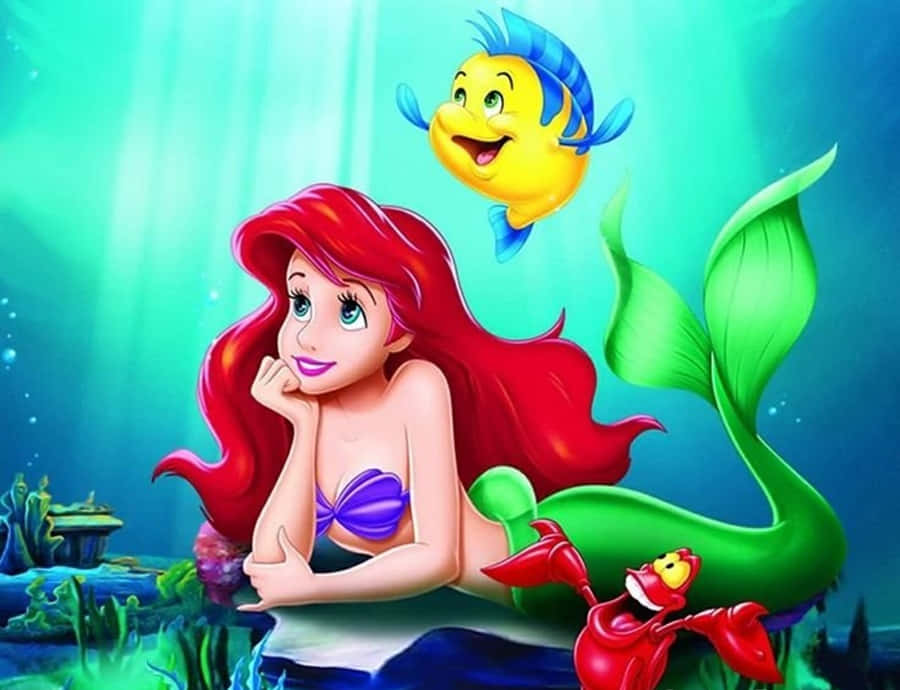 美人魚艾莉爾與小比目魚和賽巴斯丁在水下場景中。