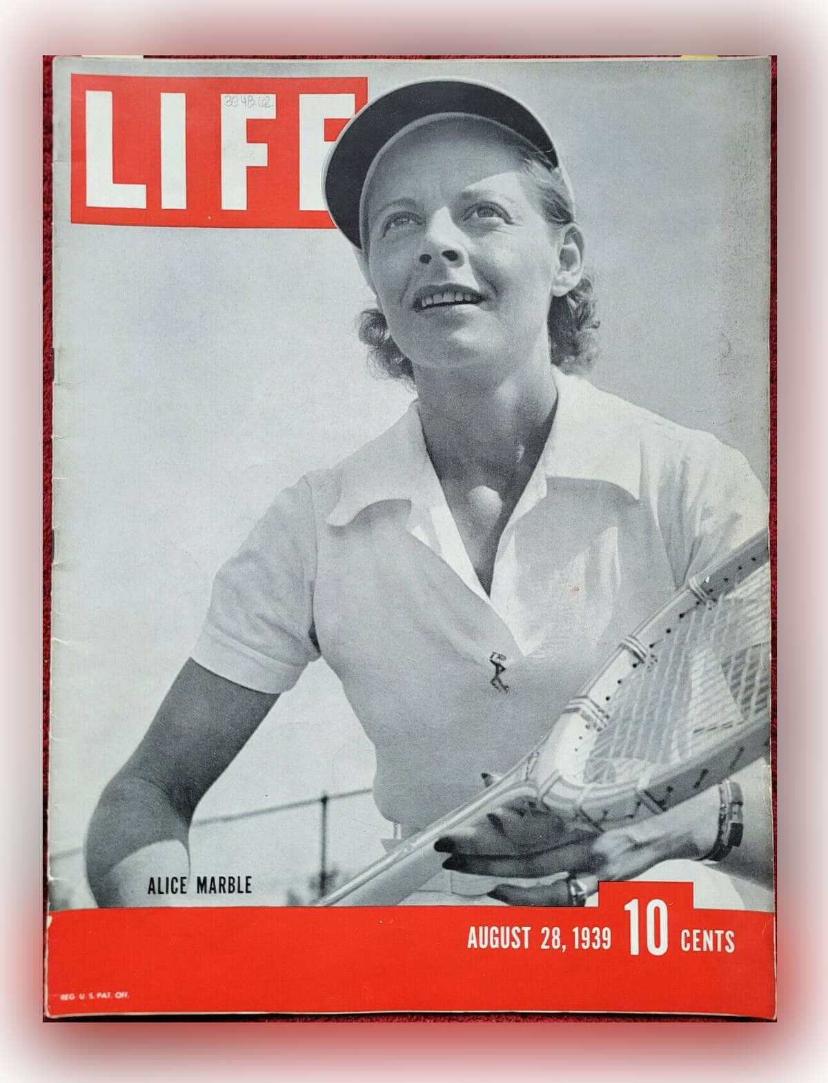 Alice Marble在復古LIFE雜誌封面上手持網球拍。