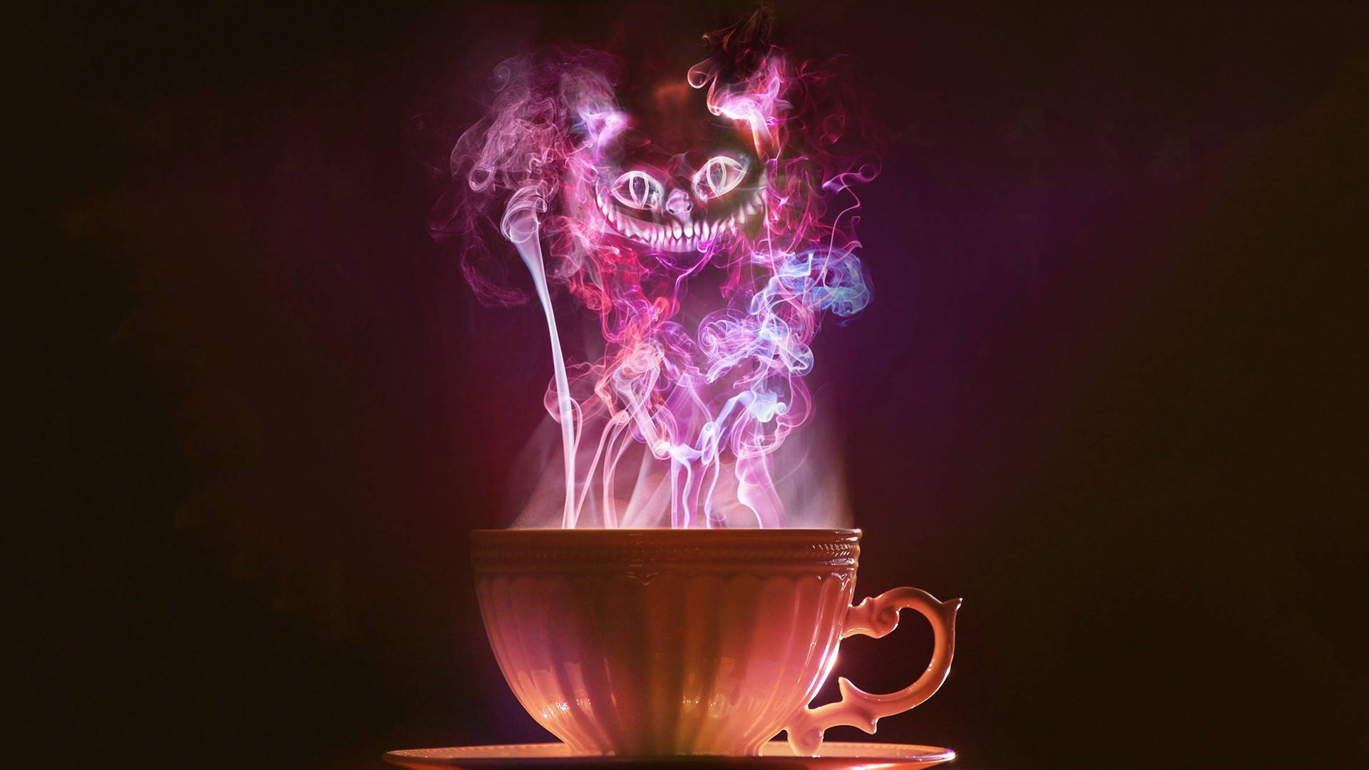 愛麗絲夢遊仙境貓在煙霧杯中 HD 壁紙 — 一個發光的杯子散發出旋轉的粉紅色和藍色煙霧，在黑暗的背景下形成一個咧嘴笑的柴郡貓臉。