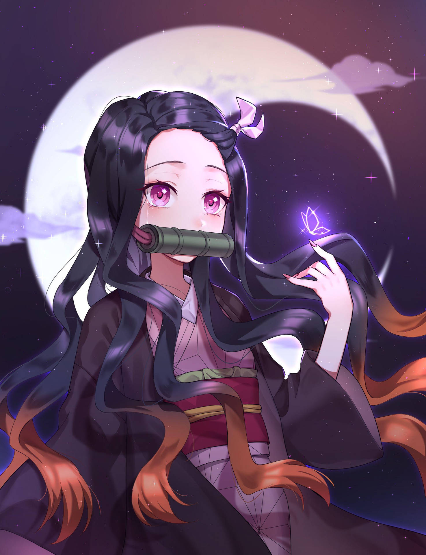 長髮動漫女孩在新月下拿著發光的蝴蝶。
