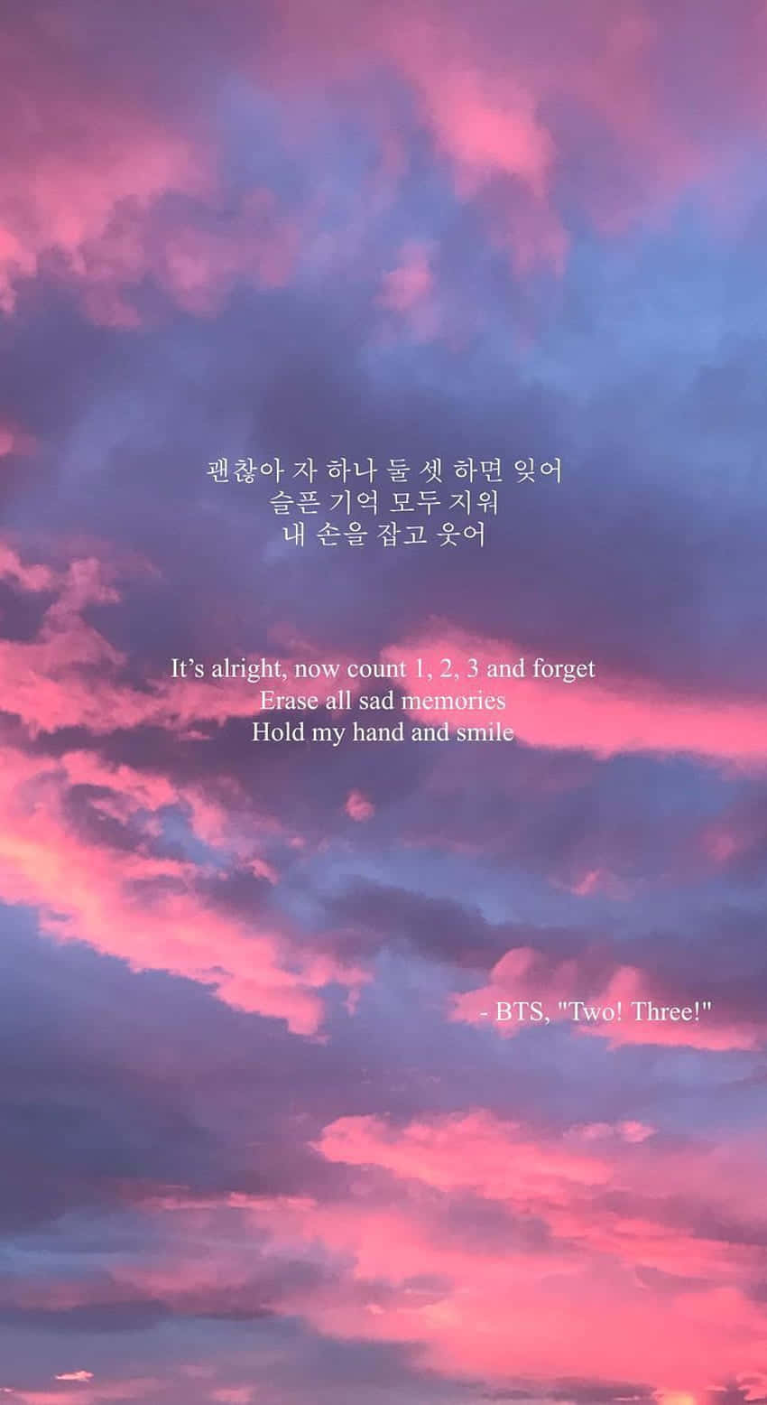 粉紅同紫色嘅日落天空，上面有BTS Two Three嘅歌詞