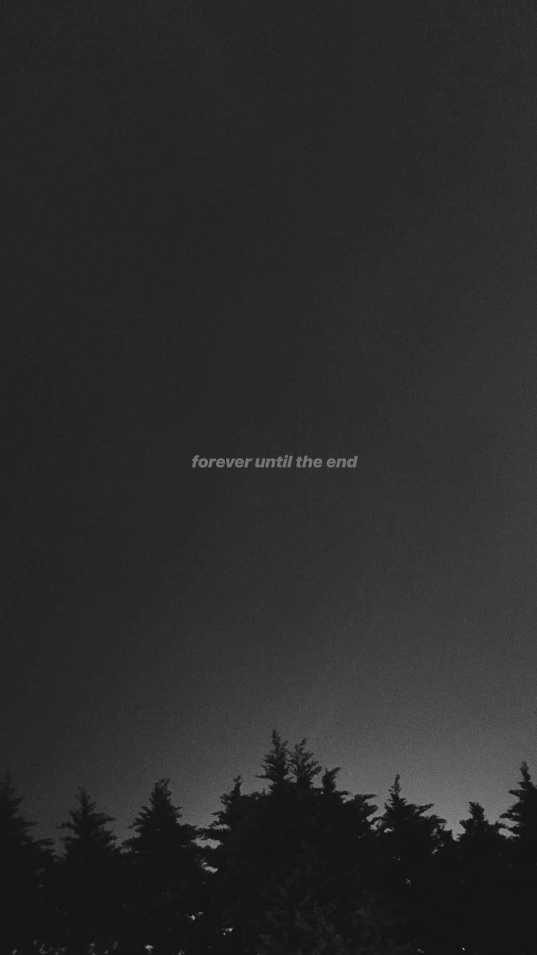 黑暗天空中的樹木剪影和文字「永遠直到終結」