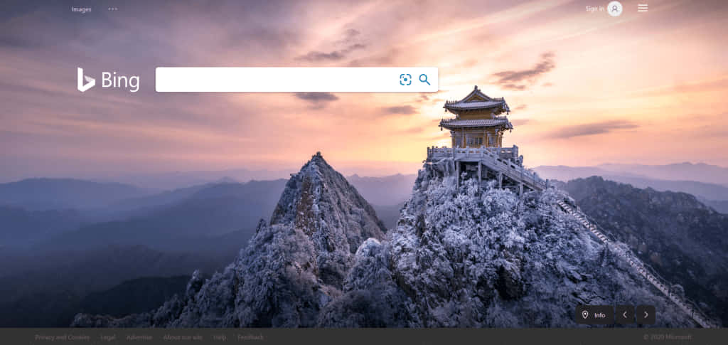 日落時分，白雪覆蓋的山頂上的寶塔，背景是層巒疊嶂。