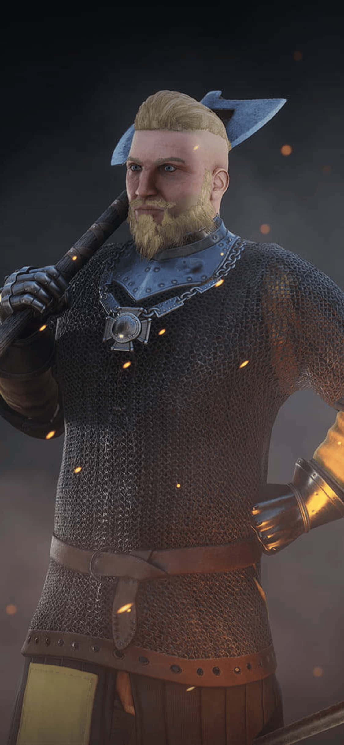 感受 iPhone XS Mordhau 的戰鬥張力 壁紙 — 一位留鬍鬚的戰士身穿鎖子甲，手持戰斧，背景是煙霧瀰漫的黑暗環境，帶有發光的餘燼。