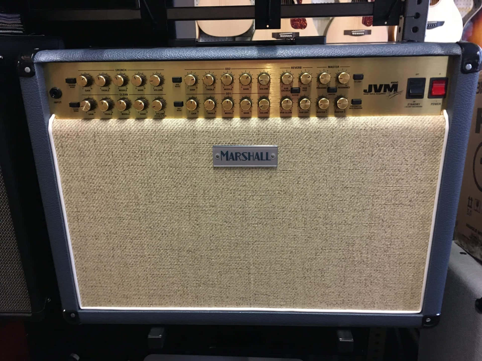 工作室中帶有米色網布和金色旋鈕的復古Marshall結他擴音器。
