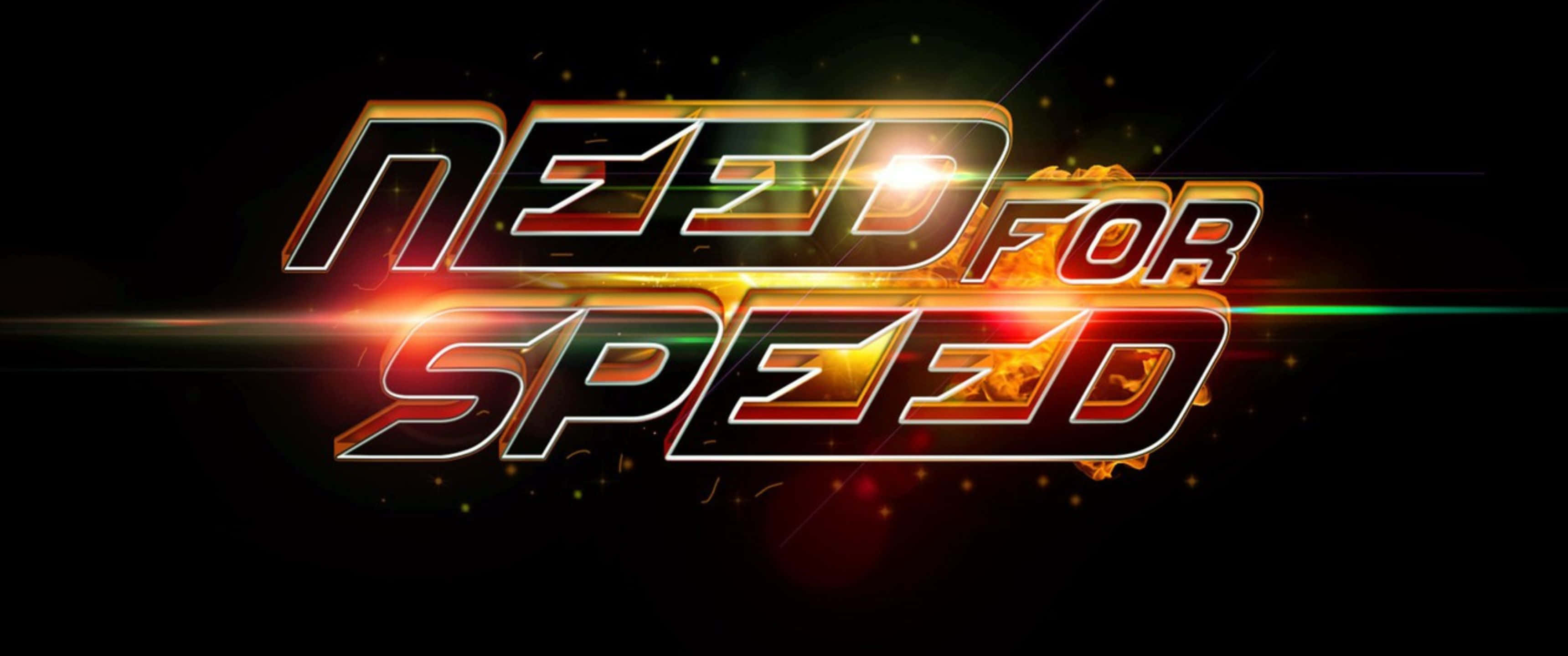 感受《Need For Speed》的極速快感，3440x1440p 壁紙 — 發光金屬質感嘅 'Need for Speed' 標誌喺黑暗背景上散發出火焰般嘅光芒，伴隨鏡頭光暈同粒子效果。