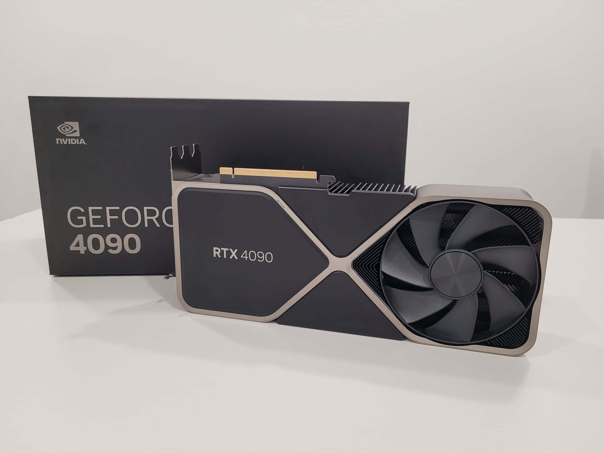 NVIDIA GeForce RTX 4090顯示卡和盒子在白色表面上