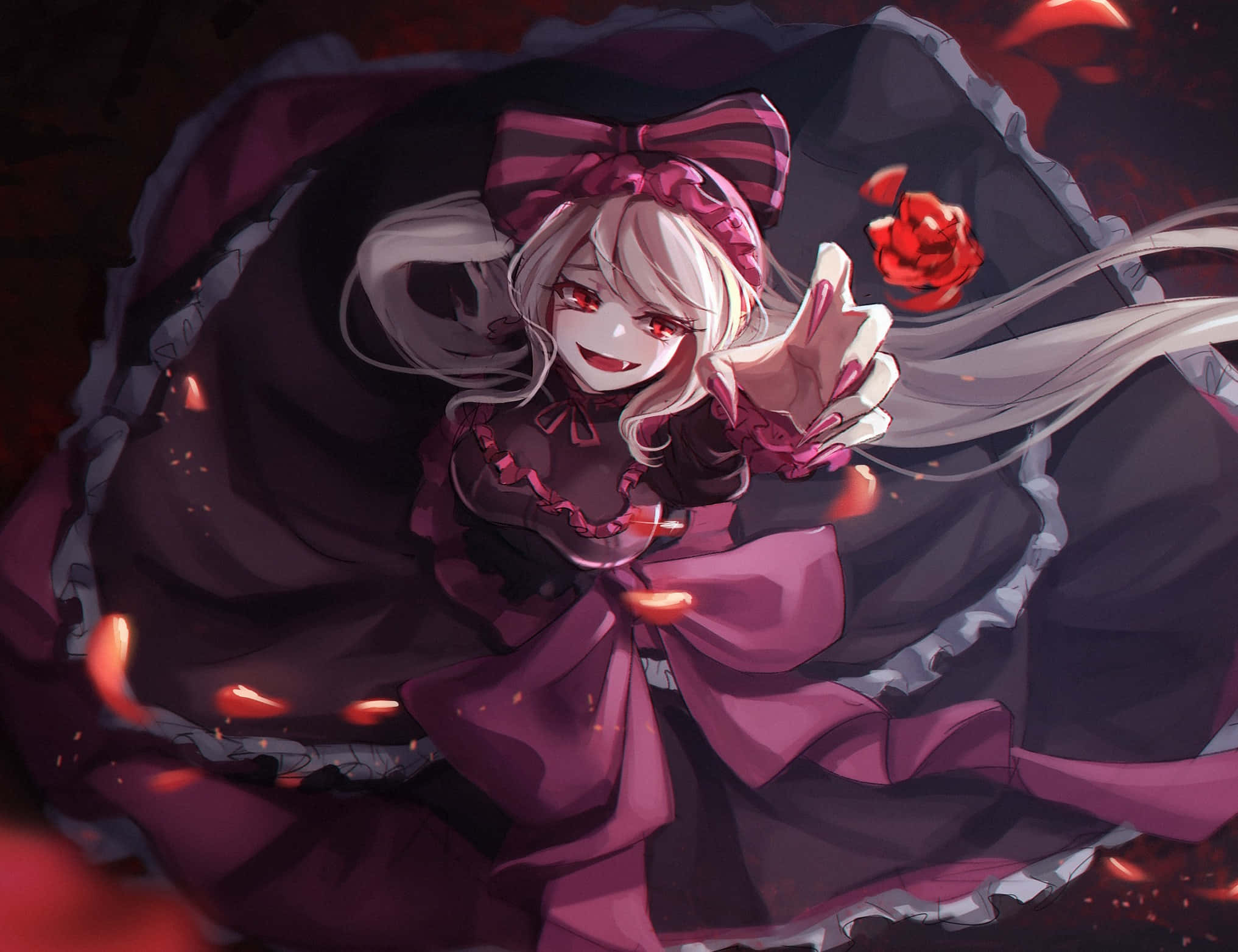 感受《Overlord》的強大力量 壁紙 — 一位微笑的動漫女孩，白髮紅眼，穿著深紫色荷葉邊連衣裙，在漂浮的紅玫瑰和火花中揮手。