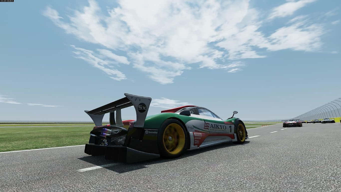 感受 Project Cars 的刺激 壁紙 — 一輛綠色和白色的賽車，帶有黃色輪子，在部分多雲的天空下，沿著陽光普照的賽道飛馳。
