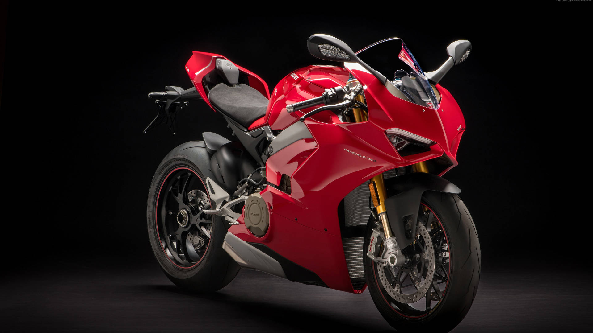 紅色Ducati Panigale V4運動摩托車在攝影棚燈光下