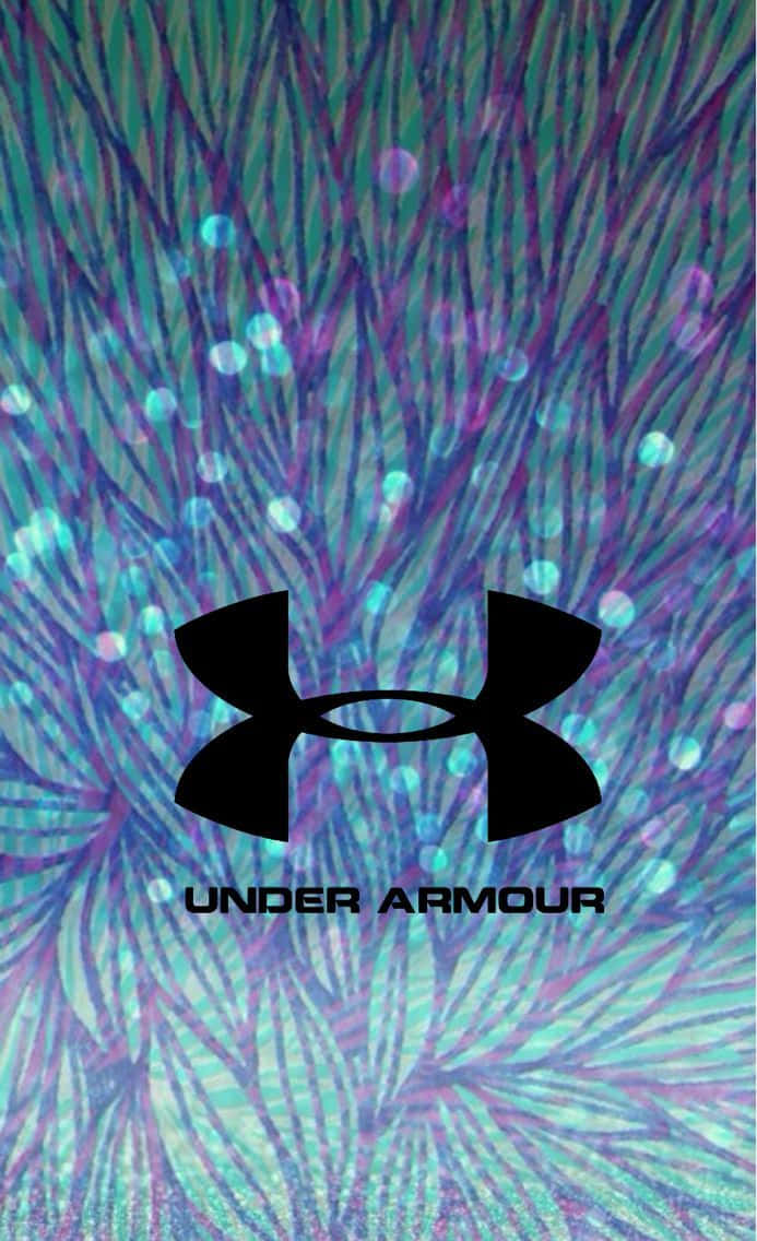 感受Under Armour的力量 壁紙 — 黑色 Under Armour 標誌居中，背景為充滿活力的抽象圖案，帶有藍綠色、紫色和藍色的羽毛狀條紋，以及發光的散景效果。