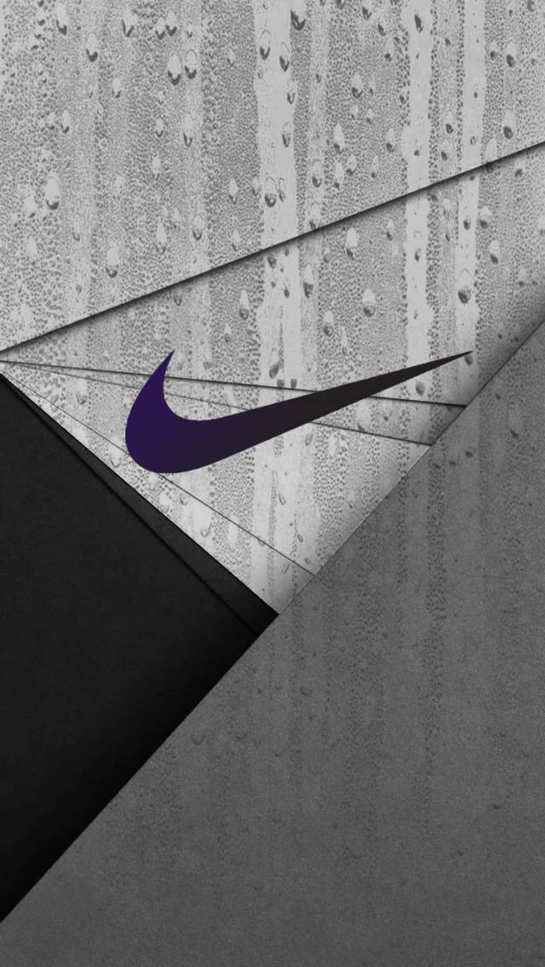 紫色Nike標誌在濕混凝土上，帶有幾何角度和雨滴。
