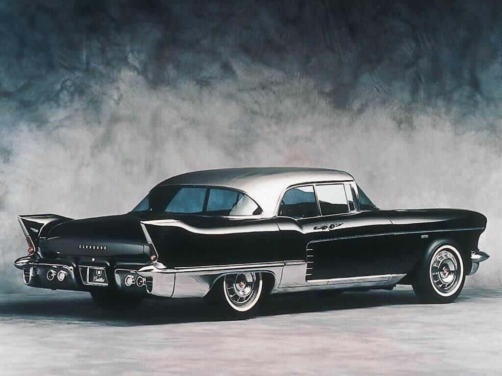 黑色和銀色1959年凱迪拉克Coupe DeVille，在煙霧工作室環境中帶有鍍鉻細節。