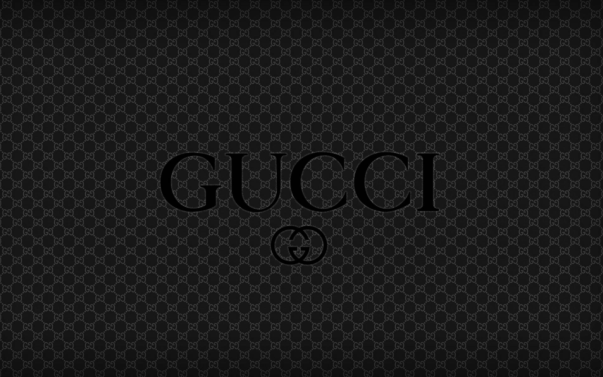Gucci標誌在黑色字母組合背景上
