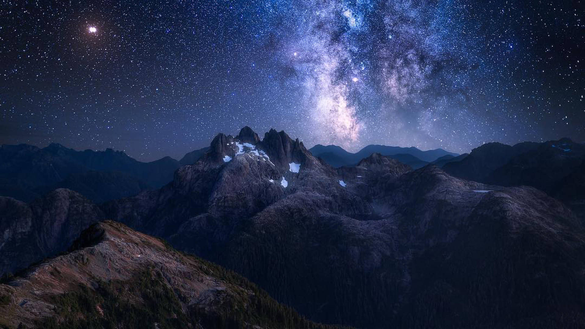 崎嶇山脈上空的星空，銀河可見。