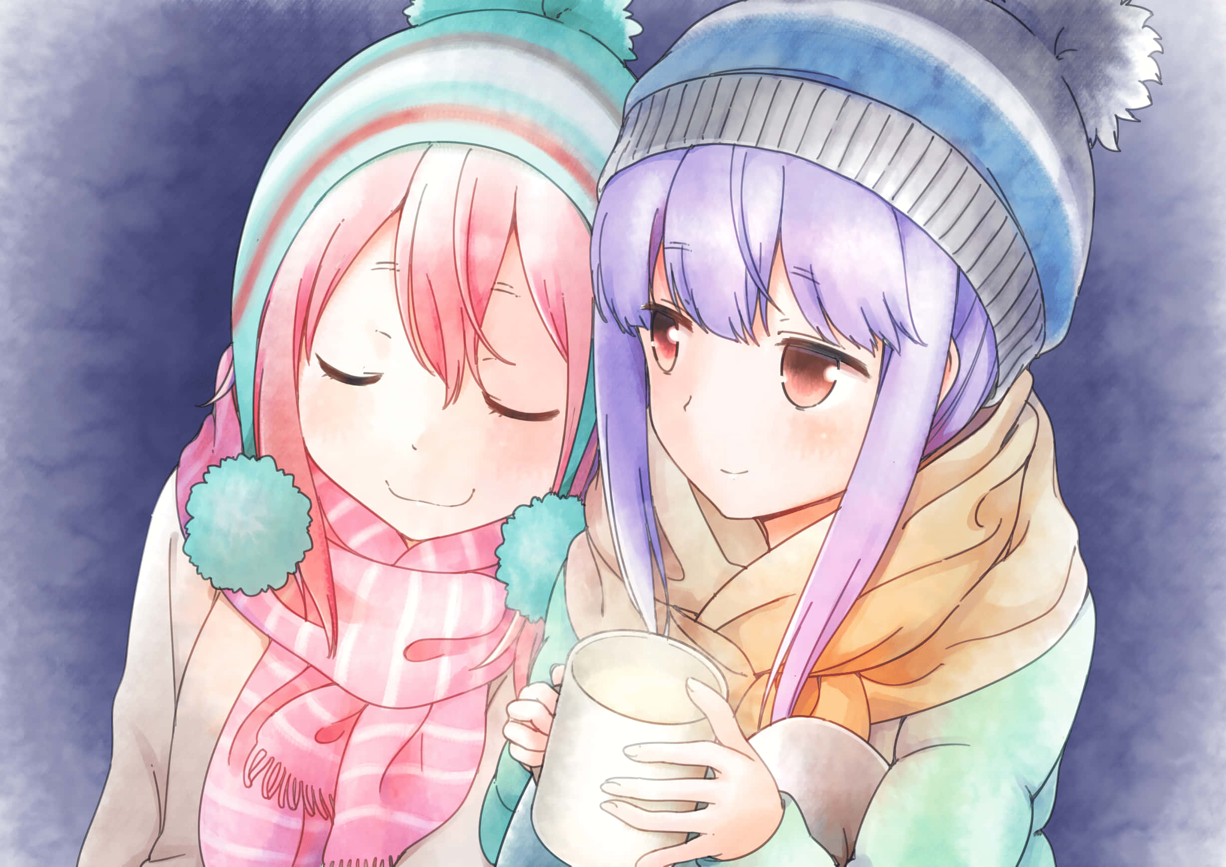 感受大自然最純粹的美好 —— Laid Back Camp 壁紙 — 兩個動漫女孩戴著冬季帽子和圍巾，在柔和的藍色背景前分享一杯熱飲。