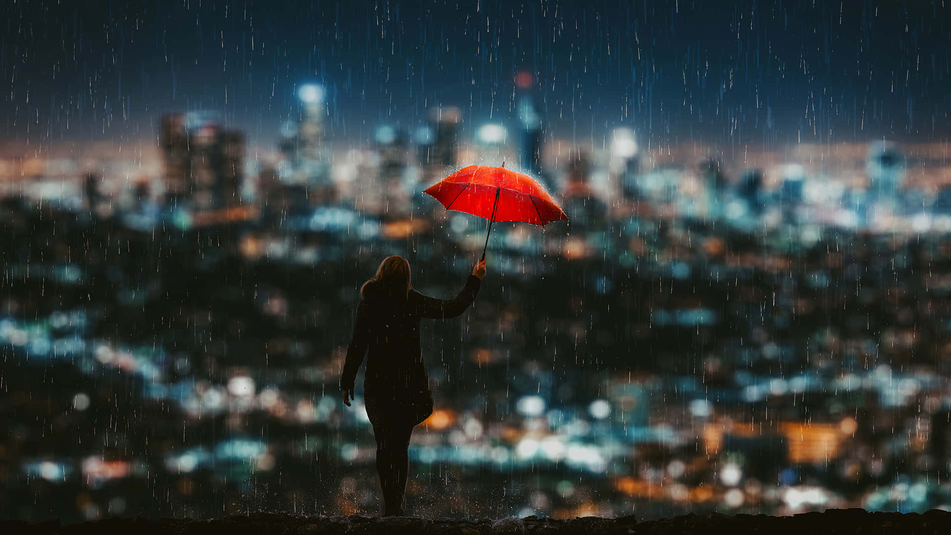 雨中撐紅傘俯瞰夜晚城市燈光的人