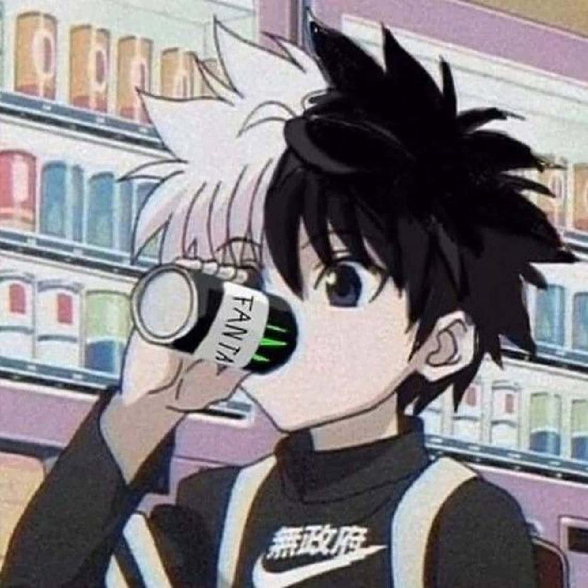 動漫角色在商店裡喝芬達，身後有貨架。