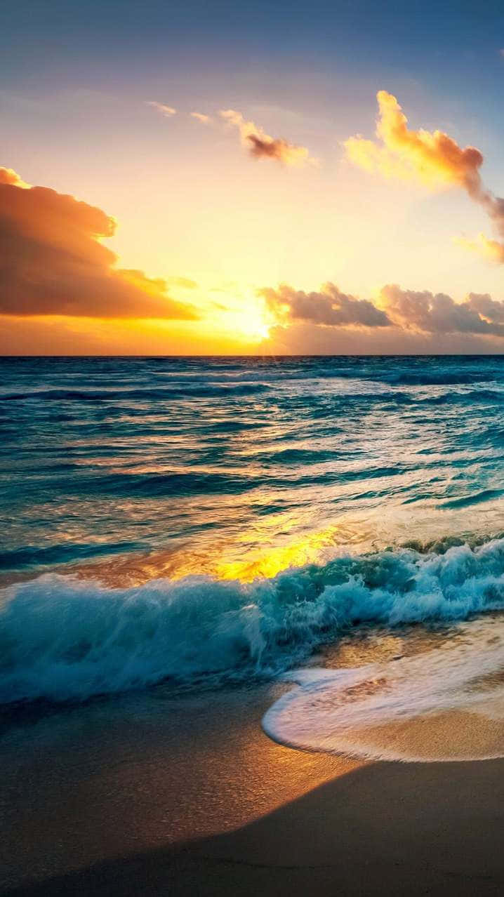 海洋上的夕陽，海浪拍打沙灘
