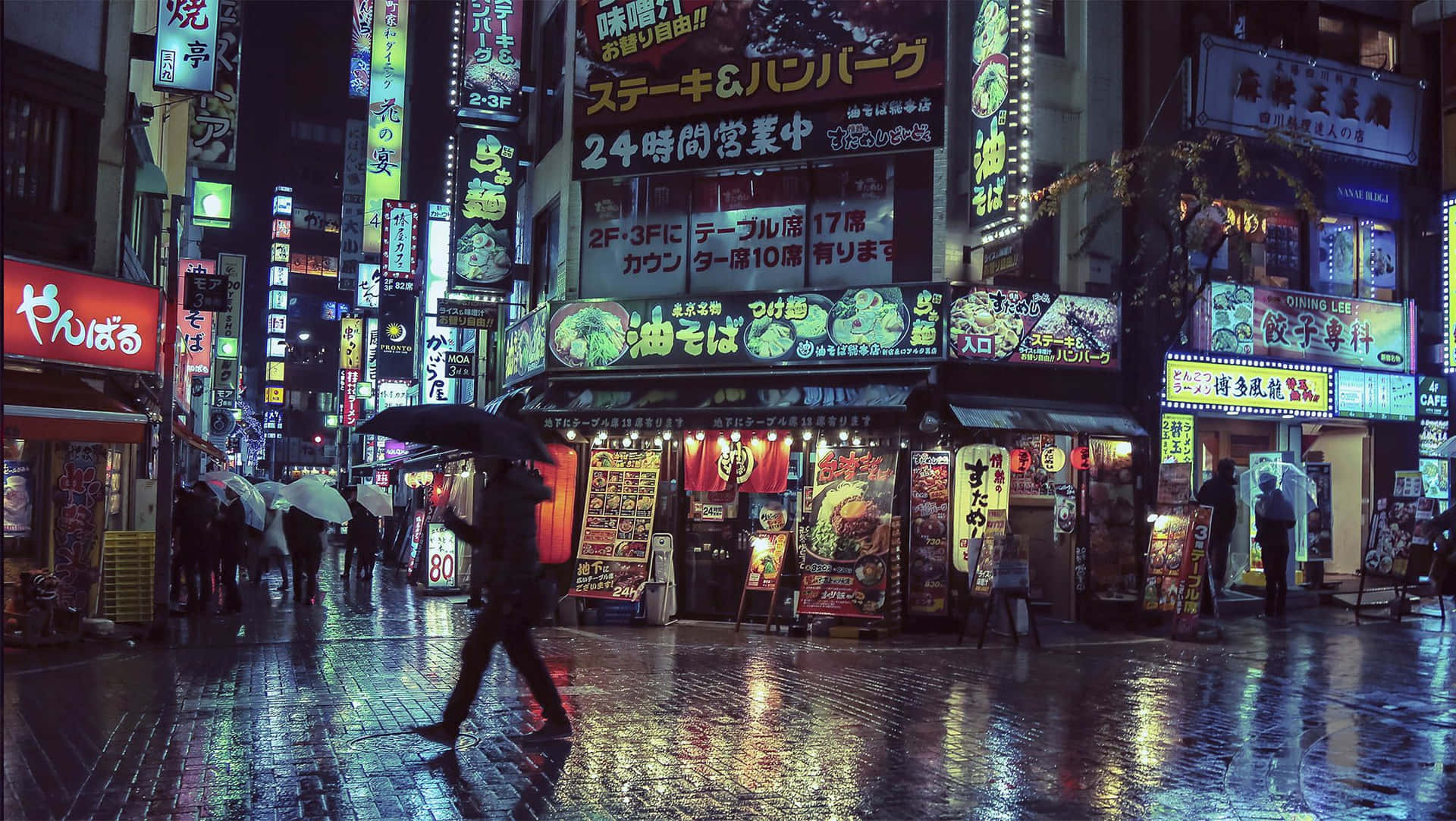 行人撐著雨傘走在雨濕的東京街道上，被霓虹燈照亮。
