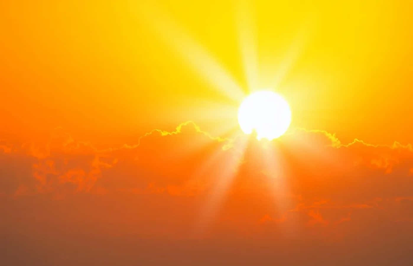 夕陽天空，帶有發光的太陽和橙色雲彩