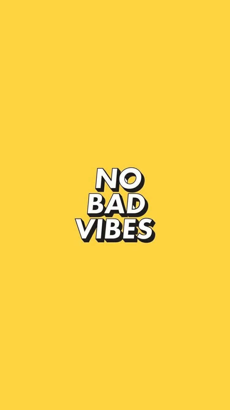 感受氛圍 壁紙 — 粗體白色文字寫著「NO BAD VIBES」，居中於純黃色背景上。